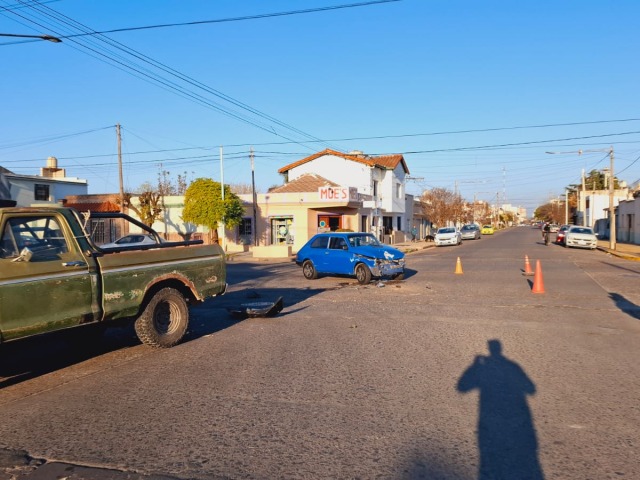 Fuerte choque entre una camioneta y un auto